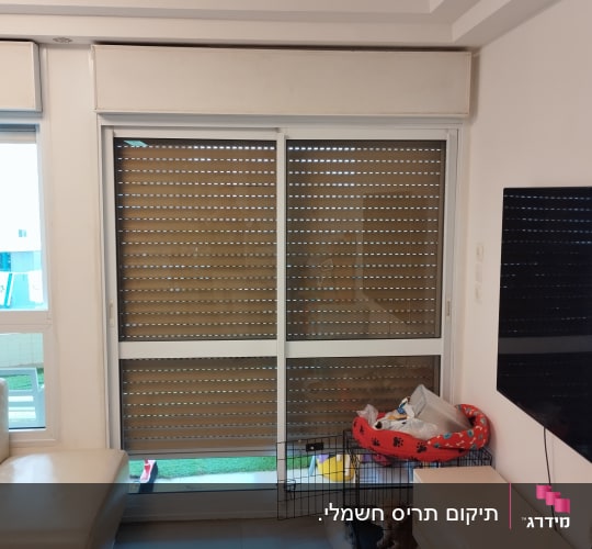 תריסים חומים סגורים על חלון זכוכית גדול